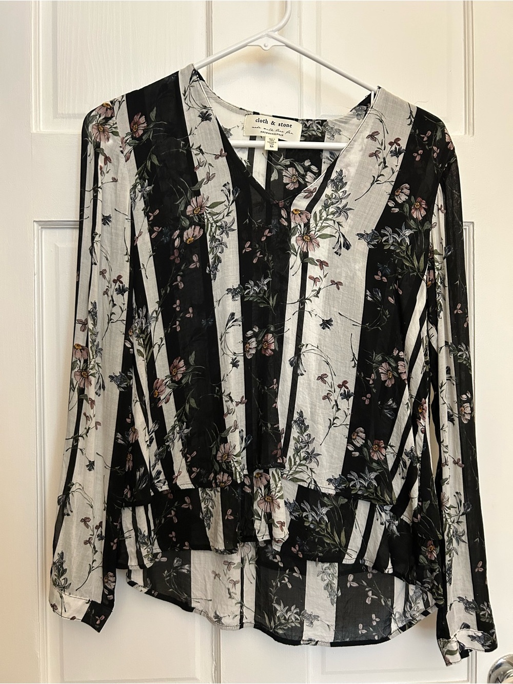 cloth & stone Black and White Floral V-Neck Blouse